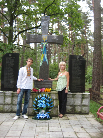 біля пам'ятника борцям за волю України